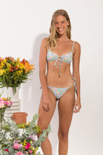 Załaduj obraz do przeglądarki galerii, Model Front: Rio De Sol Figi Bikini Bottom Tiny-Garden Lacinho
