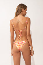 Załaduj obraz do przeglądarki galerii, Model Back: Rio De Sol Figi Bikini Bottom Ditsy-Butter Lacinho
