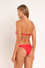 Załaduj obraz do przeglądarki galerii, Model Back: Rio De Sol Zestaw Bikini Set Microfibra-Chic-Red Bandeau-Joy Leblon
