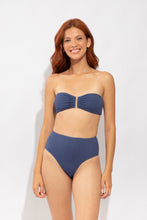 Załaduj obraz do przeglądarki galerii, Model Front: Rio De Sol Figi Bikini Bottom Carmel-Blue Hotpants
