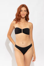 Załaduj obraz do przeglądarki galerii, Model Front: Rio De Sol Figi Bikini Bottom Solar-Black Essential-Comfy
