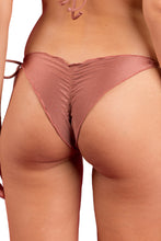 Załaduj obraz do przeglądarki galerii, Image 07: Rio De Sol Figi Bikini Bottom Shimmer-Copper Frufru
