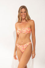 Załaduj obraz do przeglądarki galerii, Model Front: Rio De Sol Figi Bikini Bottom Ditsy-Butter Nice-Fio
