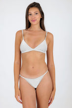 Załaduj obraz do przeglądarki galerii, Model Front: Rio De Sol Zestaw Bikini Set Shimmer-White Tri-Fixo California
