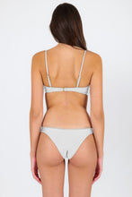 Załaduj obraz do przeglądarki galerii, Model Back: Rio De Sol Figi Bikini Bottom Shimmer-White Essential
