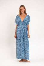 Załaduj obraz do przeglądarki galerii, Model Front: Rio De Sol Sukienka Plażowa Chuva Long Dress Soleil
