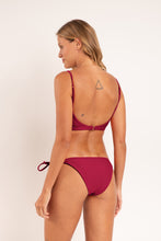 Załaduj obraz do przeglądarki galerii, Model Back: Rio De Sol Figi Bikini Bottom Touch-Carmim Ibiza-Comfy
