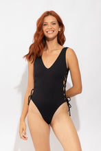 Załaduj obraz do przeglądarki galerii, Model Front: Rio De Sol Kostium Jednoczęściowy Solar-Black Zoe
