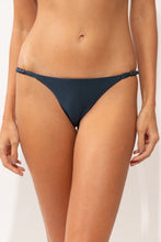 Załaduj obraz do przeglądarki galerii, Gallery: Rio De Sol Figi Bikini Bottom Shimmer-Shark Cheeky-Noa
