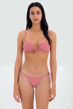 Załaduj obraz do przeglądarki galerii, Model Front: Rio De Sol Top Bikini Top Confetti Mila
