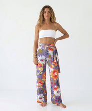 Załaduj obraz do przeglądarki galerii, Model Front: Rio De Sol Spodnie Plażowe Garden-Flower Pants Knot
