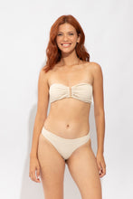 Załaduj obraz do przeglądarki galerii, Model Front: Rio De Sol Figi Bikini Bottom Solar-Off Essential-Comfy
