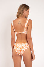 Załaduj obraz do przeglądarki galerii, Model Back: Rio De Sol Figi Bikini Bottom Sahari Essential-Comfy
