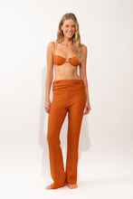 Załaduj obraz do przeglądarki galerii, Model Front: Rio De Sol Spodnie Plażowe Ferrugo Murana Pants
