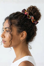 Załaduj obraz do przeglądarki galerii, Model Front: Rio De Sol Akcesoria Do Włosów Fiore Scrunchie
