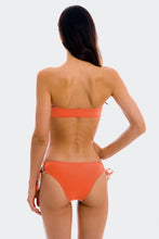 Załaduj obraz do przeglądarki galerii, Model Back: Rio De Sol Figi Bikini Bottom Light-Peach Madrid
