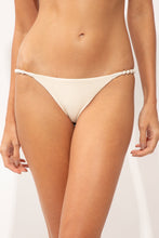 Załaduj obraz do przeglądarki galerii, Gallery: Rio De Sol Figi Bikini Bottom Malibu-Natural Essential-Noa
