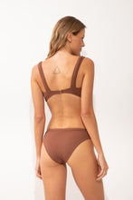 Załaduj obraz do przeglądarki galerii, Model Back: Rio De Sol Top Bikini Top Sand-Cappuccino Mary
