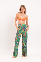 Załaduj obraz do przeglądarki galerii, Model Front: Rio De Sol Spodnie Plażowe Wilds Wide Pants
