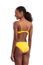 Załaduj obraz do przeglądarki galerii, Model Back: Rio De Sol Figi Bikini Bottom Malibu-Yellow Essential-Comfy
