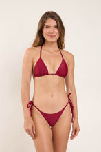 Załaduj obraz do przeglądarki galerii, Model Front: Rio De Sol Figi Bikini Bottom Touch-Carmim Cheeky-Tie
