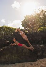 Załaduj obraz do przeglądarki galerii, Image 13: Wednesday In Hawaii By Rio De Sol Figi Bikini Bottom Pua-Hibiscus Kaleia
