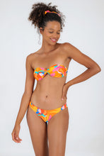 Załaduj obraz do przeglądarki galerii, Model Front: Rio De Sol Figi Bikini Bottom Orange-Bloom Nice
