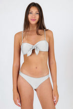 Załaduj obraz do przeglądarki galerii, Model Front: Rio De Sol Top Bikini Top Shimmer-White Bandeau-Knot
