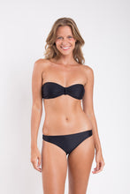 Załaduj obraz do przeglądarki galerii, Model Front: Rio De Sol Figi Bikini Bottom Touch-Black Essential-Comfy
