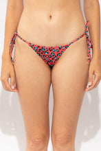 Załaduj obraz do przeglądarki galerii, Gallery: Rio De Sol Figi Bikini Bottom Coral-Feline Cheeky-Tie
