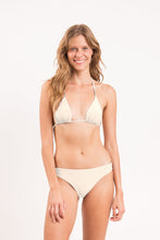 Załaduj obraz do przeglądarki galerii, Model Front: Rio De Sol Figi Bikini Bottom Touch-Natural Essential-Comfy
