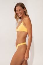 Załaduj obraz do przeglądarki galerii, Image 04: Wednesday In Hawaii By Rio De Sol Top Bikini Top Lilikoi Hana
