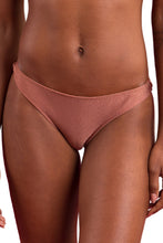 Załaduj obraz do przeglądarki galerii, Gallery: Rio De Sol Figi Bikini Bottom Shimmer-Copper Essential
