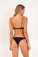 Załaduj obraz do przeglądarki galerii, Model Back: Rio De Sol Figi Bikini Bottom Shimmer-Black Cheeky-Tie-Gold
