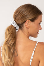 Załaduj obraz do przeglądarki galerii, Model Front: Rio De Sol Akcesoria Do Włosów Linea-White Scrunchie
