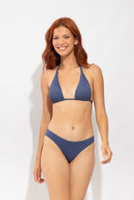 Załaduj obraz do przeglądarki galerii, Model Front: Rio De Sol Figi Bikini Bottom Carmel-Blue Essential-Comfy
