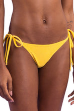 Załaduj obraz do przeglądarki galerii, Gallery: Rio De Sol Figi Bikini Bottom Malibu-Yellow Cheeky-Tie
