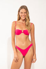 Załaduj obraz do przeglądarki galerii, Model Front: Wednesday In Hawaii By Rio De Sol Top Bikini Top Guava Shell
