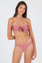 Załaduj obraz do przeglądarki galerii, Model Front: Rio De Sol Zestaw Bikini Set Shimmer-Confetti Bandeau-Knot Nice-Fio
