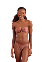 Załaduj obraz do przeglądarki galerii, Model Front: Rio De Sol Zestaw Bikini Set Shimmer-Copper Bandeau-Joy Essential

