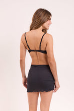 Załaduj obraz do przeglądarki galerii, Model Back: Rio De Sol Spódnica Plażowa Black Mini Skirt Ruched
