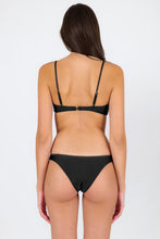 Załaduj obraz do przeglądarki galerii, Model Back: Rio De Sol Figi Bikini Bottom Shimmer-Black Essential
