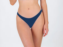 Załaduj obraz do przeglądarki galerii, Model Front: Rio De Sol Figi Bikini Bottom Navy Essential-Comfy
