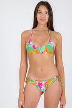 Załaduj obraz do przeglądarki galerii, Model Front: Rio De Sol Top Bikini Top Green-Bloom Bralette
