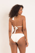 Załaduj obraz do przeglądarki galerii, Model Back: Rio De Sol Figi Bikini Bottom Off-White Mel-Comfy
