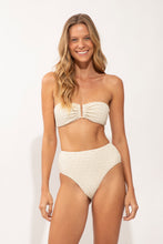 Załaduj obraz do przeglądarki galerii, Model Front: Rio De Sol Figi Bikini Bottom Brisa-Offwhite Hotpants
