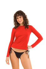 Załaduj obraz do przeglądarki galerii, Model Front: Rio De Sol Top Bikini Rouge Rash-Guard
