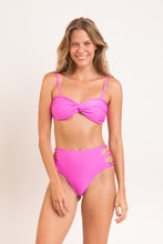 Załaduj obraz do przeglądarki galerii, Model Front: Rio De Sol Figi Bikini Bottom Vita-Pink High-Waist-Spin

