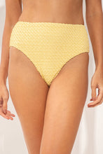 Załaduj obraz do przeglądarki galerii, Gallery: Rio De Sol Figi Bikini Bottom Drift-Butterglow Hotpants
