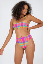 Załaduj obraz do przeglądarki galerii, Model Front: Rio De Sol Zestaw Bikini Set Tulip-Garden Bandeau-Reto Hotpant-Cos
